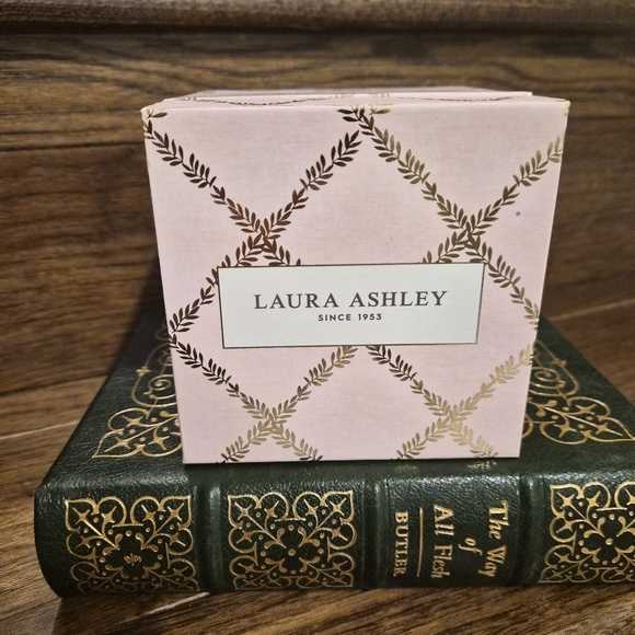 Laura Ashley Scented Candle NWT - Picture 1 of 5